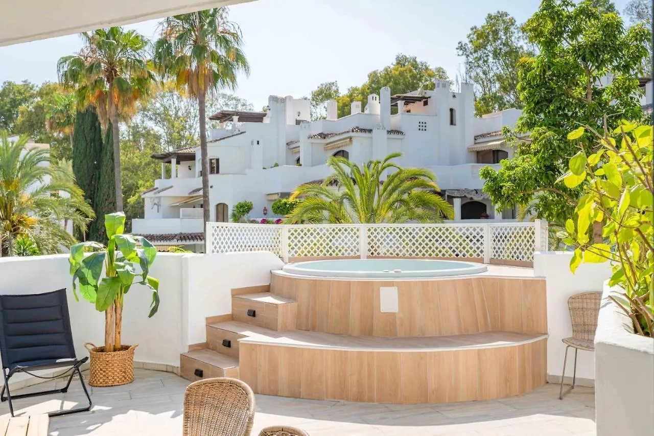 Апартаменты Golden Beach Holiday Home With Jacuzzi Марбелья