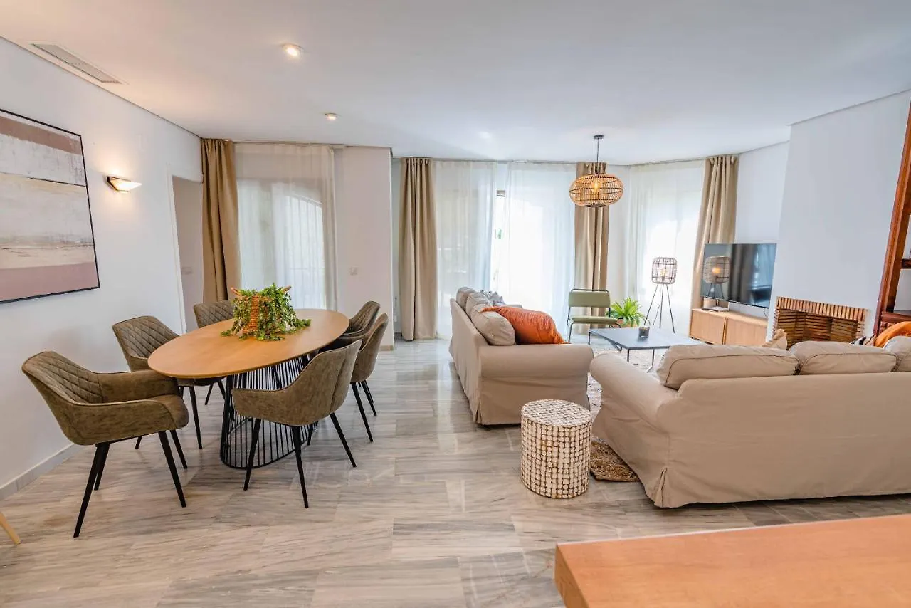 Апартаменты Golden Beach Holiday Home With Jacuzzi Марбелья