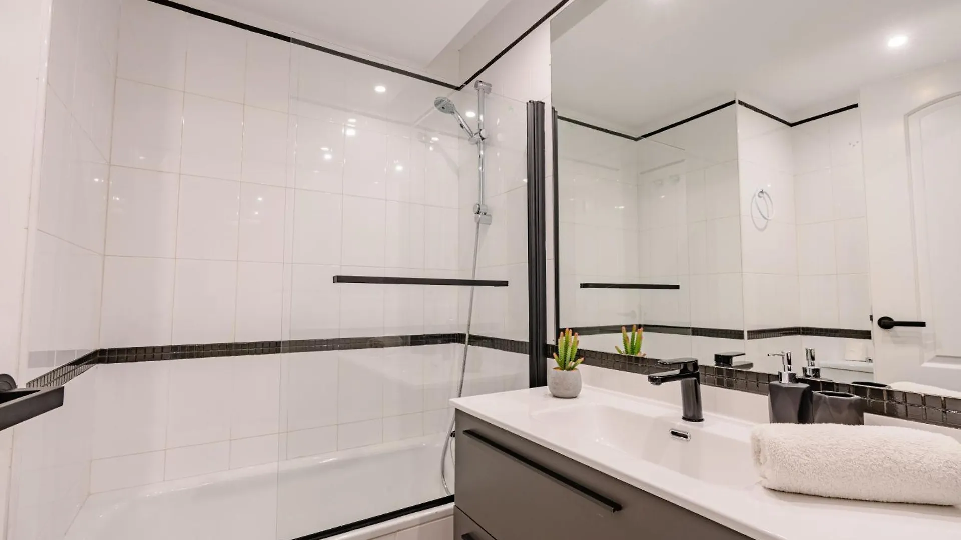 Апартаменты Golden Beach Holiday Home With Jacuzzi Марбелья
